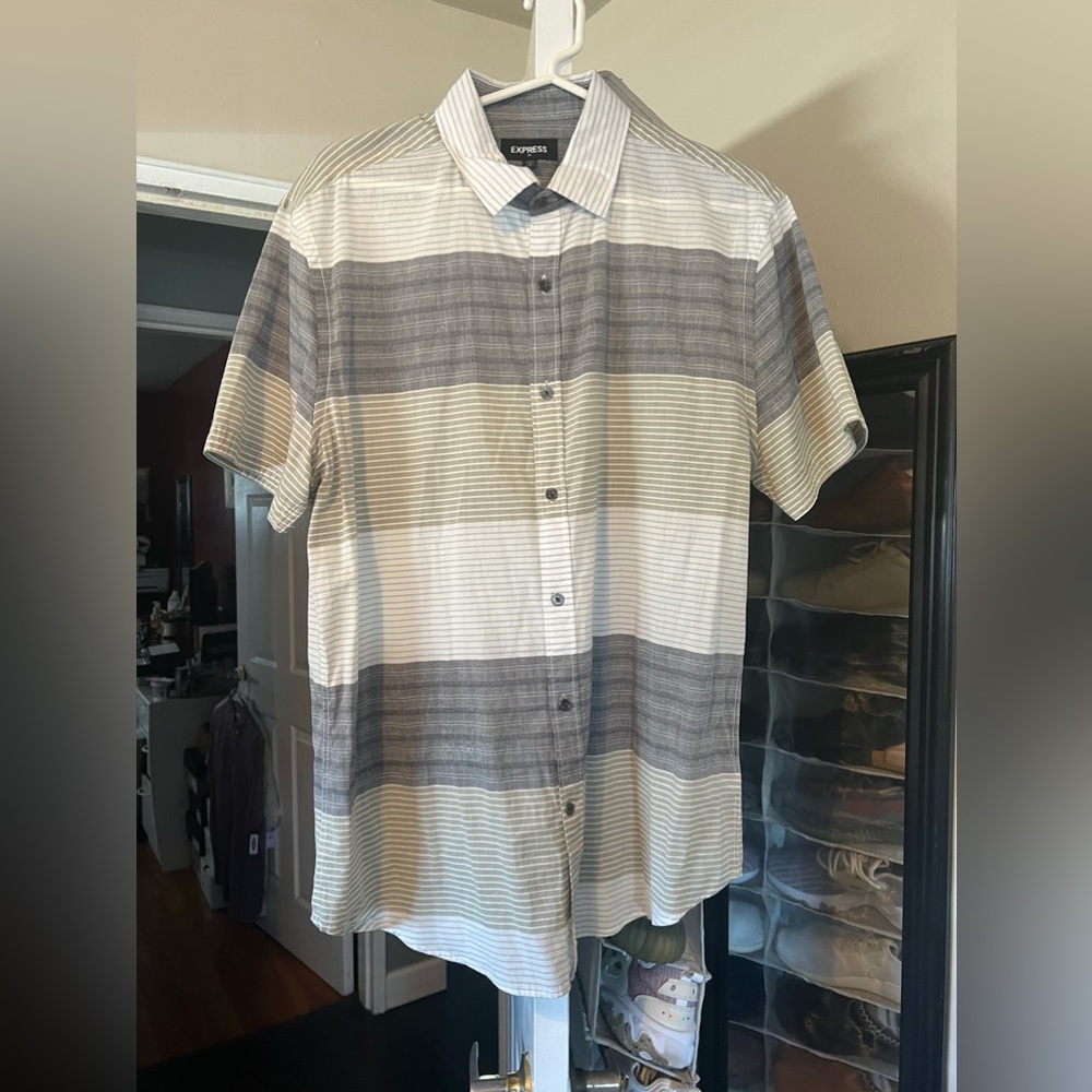 Men’s Express Short Sleeve Button Down Shirt (Size Large)